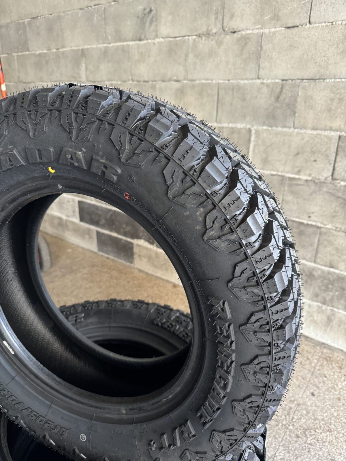 Pneumatico Nuovo Radar 205/70R15 107/103Q Renegade R/T+ - immagine 2